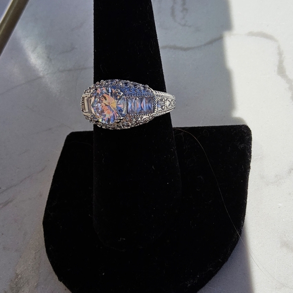 Elegant Silver Ring with Dazzling Oval Gemstone - Picture 7 of 11